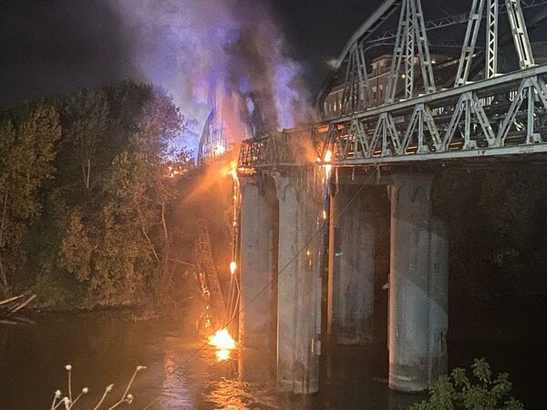 Yerel medya, yangının köprünün altındaki bir barakada kısa devre nedeniyle çıktığını belirtirken, itfaiye ekipleri ise yangının hasarlı bir gaz borusundan kaynaklandığı ifade etti. - Sputnik Türkiye