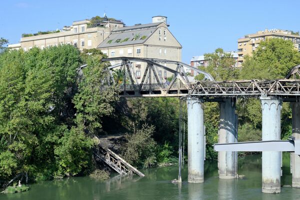 1863 yılında inşa edilen ve resmi adı Ponte dell&#x27;Industria (Endüstri Köprüsü) olan köprü yoğun nüfuslu Ostiense ve Portuense semtlerini birbirine bağlıyor. Romalılar 131 metre uzunluğundaki köprüyü diğer taş köprülerin aksine demirden yapılması nedeniyle Demir Köprü olarak isimlendiriyor. - Sputnik Türkiye