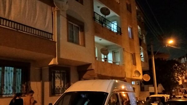İzmir’in Gaziemir ilçesinde aralarında çıkan tartışma sonrası bir erkeği bıçaklayarak öldürdüğü ileri sürülen ve gözaltına alınan 3 çocuk annesi kadın çıkarıldığı mahkemece tutuklandı. - Sputnik Türkiye
