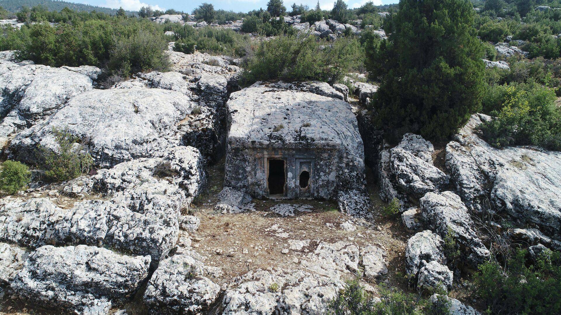 Kaya mezarlarının hepsinde tarihin farklı dönemlerindeki define avcıları tarafından açılmış delikler bulunuyor. - Sputnik Türkiye, 1920, 04.10.2021