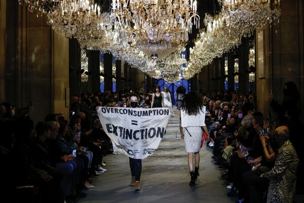 Louis Vuitton defilesinde protesto - Sputnik Türkiye