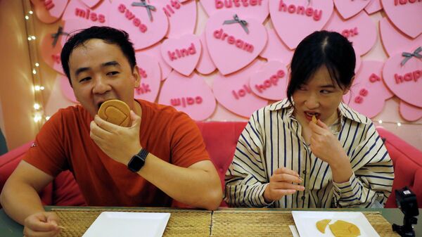 Singapur'daki bir kafede de müşteriler dizideki dalgona şekerli tatlıyla oynanan oyunu deniyor. Dizide karakterler oynamak zorunda oyunlardan biri kapsamında tüm parçayı kırmadan dalgona adı verilen kırılgan bir şekeri kutusundan oymaya çalışıyordu. - Sputnik Türkiye
