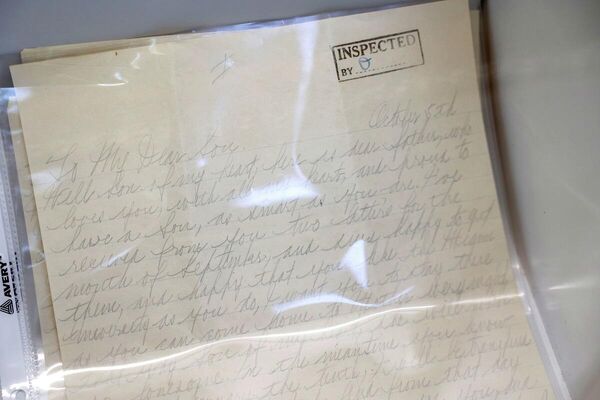Al Capone Mülkü’ne ait eşyalar arasında aile fotoğraflarının yanı sıra Alcatraz Hapishanesi’nden oğlu Sonny Capone’a yazdığı el yazısı mektuplar bulunuyor. - Sputnik Türkiye