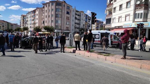 Kırşehir’de iki arkadaş, kazaya karışan ambulansın altında kalmaktan son anda kurtuldu. - Sputnik Türkiye