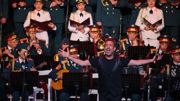 Rus Kızılordu Korosu ve Haluk Levent İzmir'de konser verdi - Sputnik Türkiye
