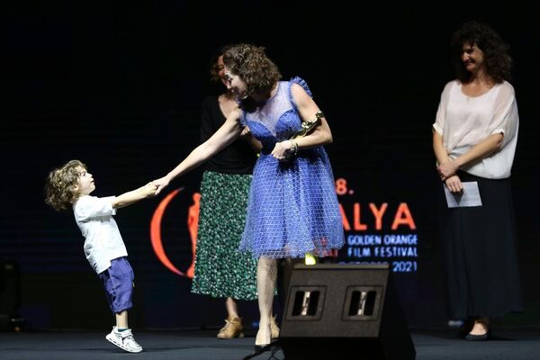 Festivalde Ulusal Belgesel Yarışması Jüri Özel Ödülün Aslı Akdağ aldı. Akdağ, ödülünü oğluyla birlikte aldı. - Sputnik Türkiye