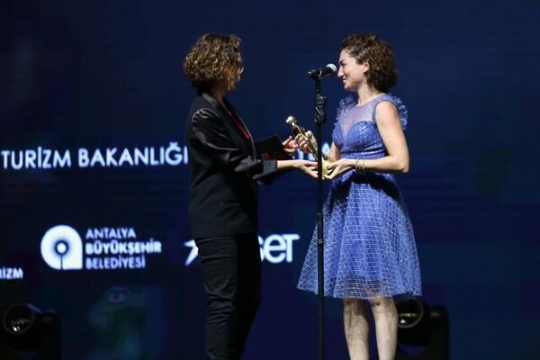 Festivalde Ulusal Belgesel Yarışması Jüri Özel Ödülün Aslı Akdağ aldı. - Sputnik Türkiye