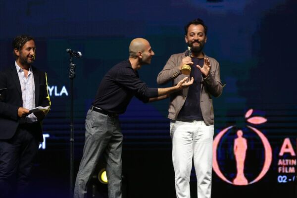 Festivalde Ulusal En İyi Kısa Film ödülünü Ali Tansu Turhan (ortada) aldı. Turhan, ödül sevincini film ekibiyle paylaştı. - Sputnik Türkiye