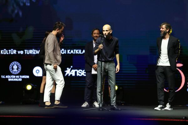 Festivalde Ulusal En İyi Kısa Film ödülünü Ali Tansu Turhan (ortada) aldı.  - Sputnik Türkiye