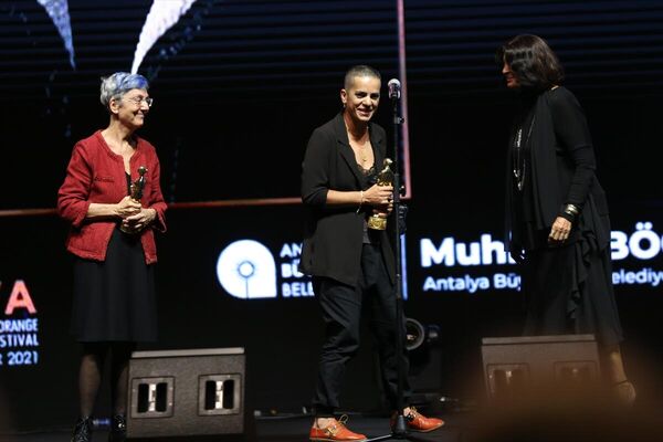 Festivalde, Cahide Sonku ödülünü Ezgi Baldaş (ortada) ile Feride Çiçekoğlu (solda) aldı.  - Sputnik Türkiye
