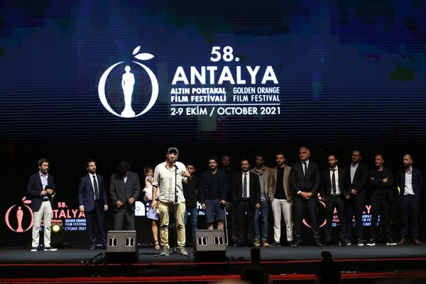 En İyi Film ödülünü kazanan 'Okul Tıraşı' filminin yönetmeni Ferit Karahan'a, ödülünü Kültür ve Turizm Bakanı Mehmet Nuri Ersoy verdi. Karahan, teşekkür konuşması yaptı. - Sputnik Türkiye
