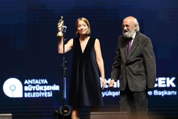 Festivalde, En İyi Sanat Yönetmeni ödülünü Billur Turan (solda) aldı. - Sputnik Türkiye