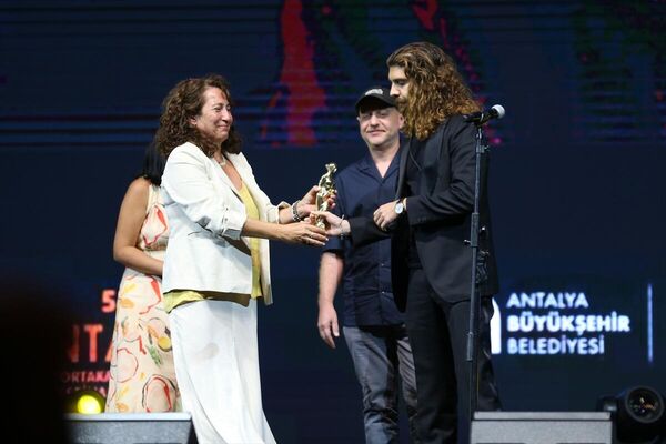 Festivalde, SİAD En İyi Film ödülünü Bembeyaz filmi ile Necip Çağhan Özdemir aldı. - Sputnik Türkiye