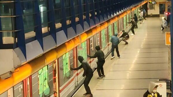 Metroda yolcularla sprey boya yapanlar arasında kavga çıktı - Sputnik Türkiye