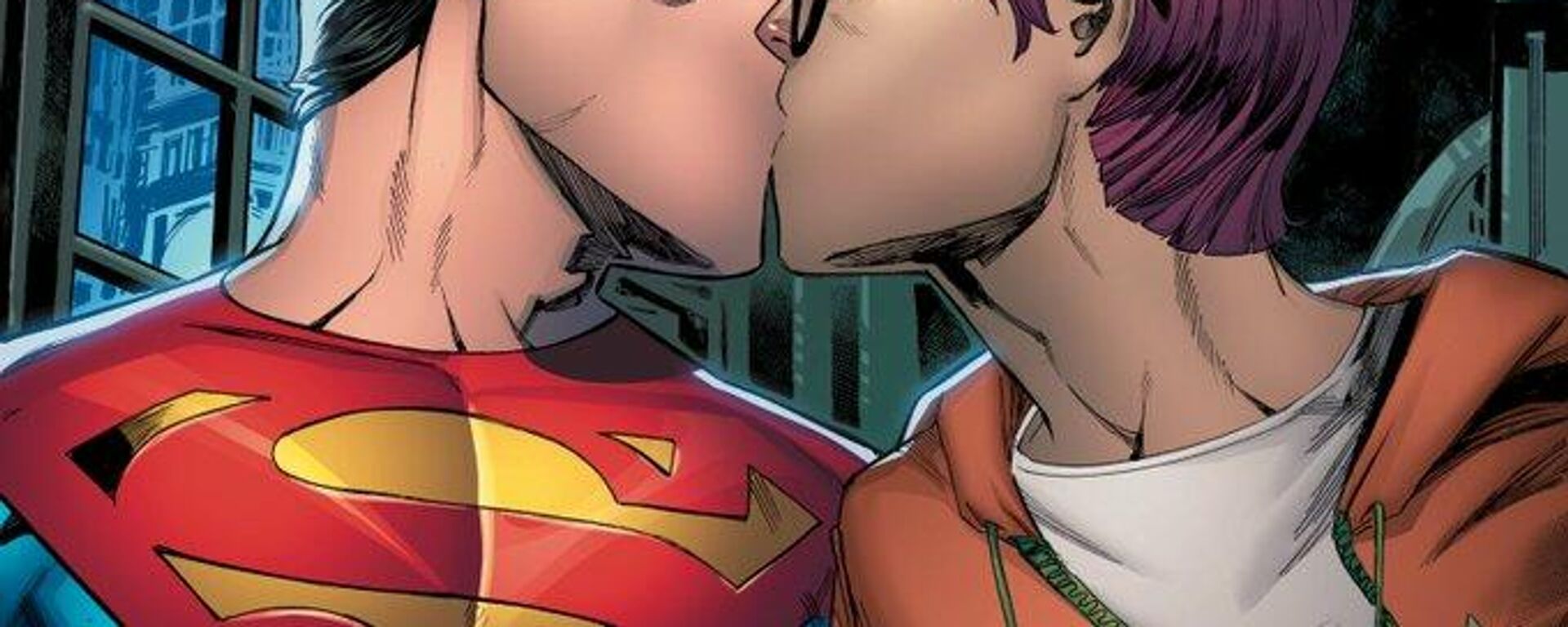 Asıl Superman Clark Kent ile Louis Lane'nin oğlu Jonathan Kent, arkadaşlık kurduğu gazeteci Jay Nakamura ile öpüşerek biseksüel olduğunu keşfederken (DC Comics/John Timms çizimi) - Sputnik Türkiye, 1920, 12.10.2021