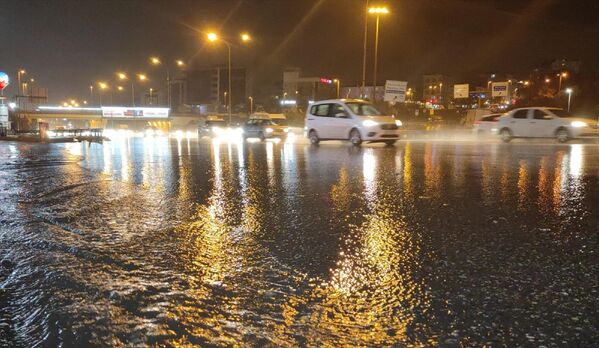 Fatih Sultan Mehmet Köprüsü Kavacık istikametinde sis ve yağış nedeniyle trafik yavaş ilerliyor. - Sputnik Türkiye