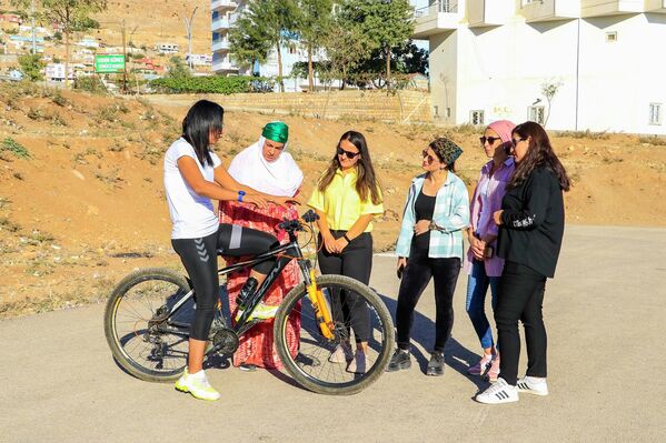 Bisiklet öğrettiği kadınlarla birlikte ilk defa Süslü Kadınlar Bisiklet Turnuvası&#x27;nda bisiklet sürdüğünü belirten Baki, bu tür etkinliklerin yaygınlaşmasıyla toplumun bisiklet süren kadınlara daha çabuk alışacağını ifade etti. - Sputnik Türkiye