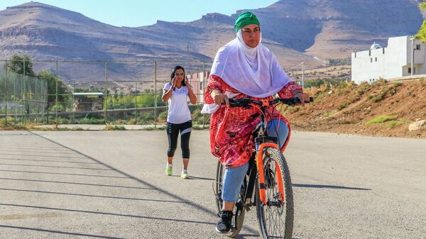 Mardin'in Derik ilçesinde bisiklet tutkunu 3 çocuk annesi Sevdet Baki, bisikletiyle 5 ayda 72 kadına bisiklet sürmeyi öğretti.  - Sputnik Türkiye