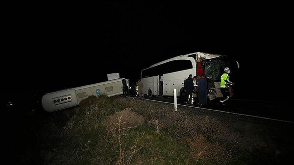 Öğrencileri taşıyan otobüsler çarpıştı: En az 25 yaralı - Sputnik Türkiye