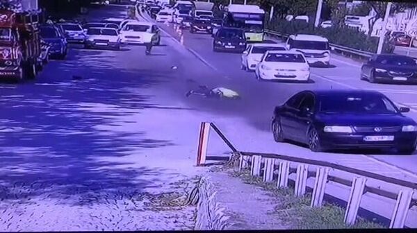Trafik polisi, kaçmak isteyen otomobilin kapısında sürüklendi - Sputnik Türkiye