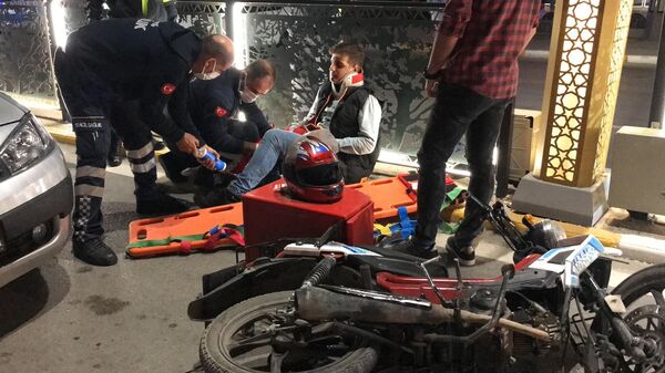 Kazaya bakarken kaza yapan motosikletli kurye yaralandı - Sputnik Türkiye