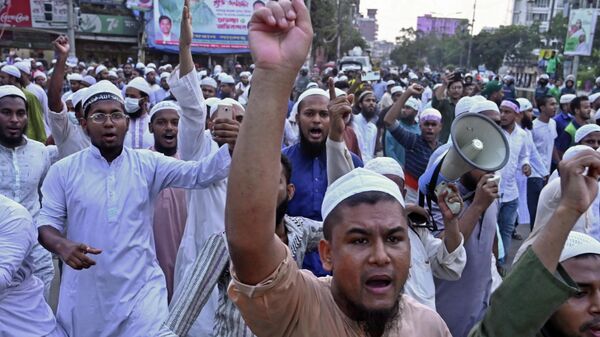Hindu-Müslüman geriliminin arttığı Bangladeş'te, Kur'an-ı Kerim'e saygısızlık yapıldığı gerekçesiyle patlak veren olaylarda ölü sayısı 6'ya çıktı. - Sputnik Türkiye