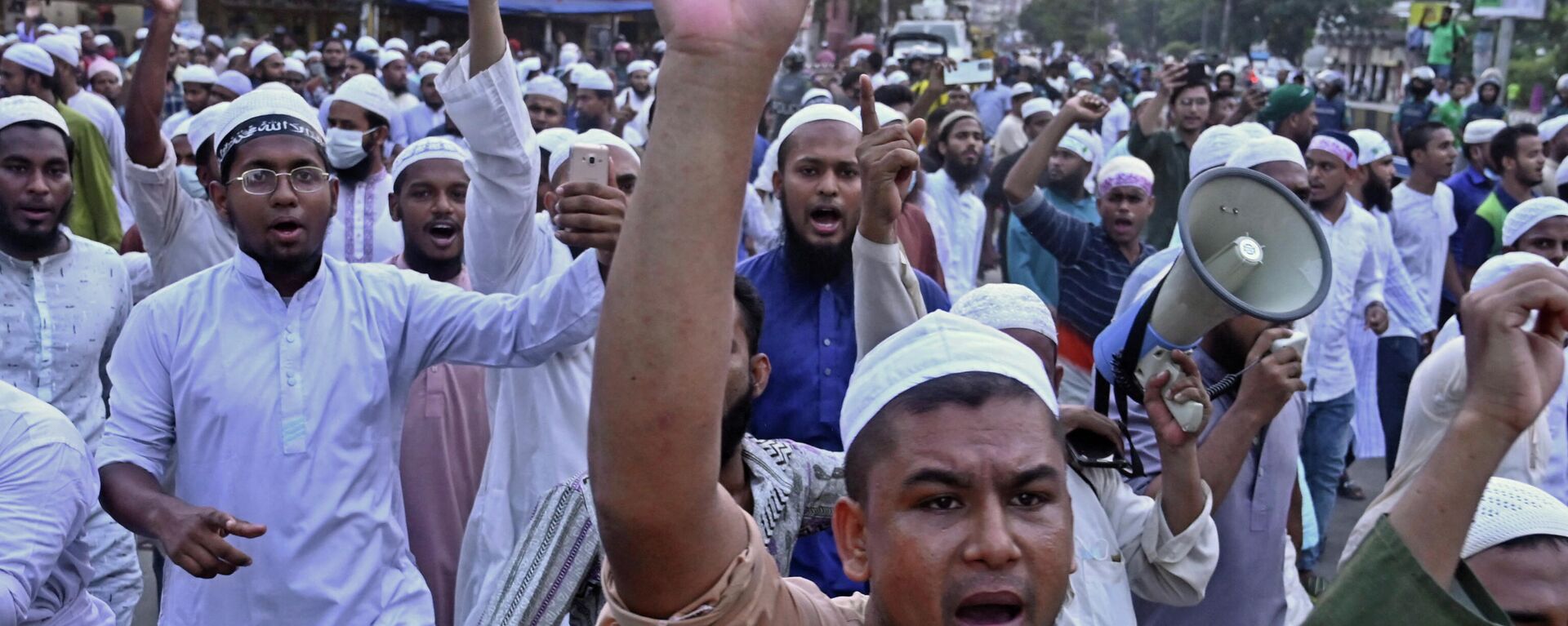 Hindu-Müslüman geriliminin arttığı Bangladeş'te, Kur'an-ı Kerim'e saygısızlık yapıldığı gerekçesiyle patlak veren olaylarda ölü sayısı 6'ya çıktı. - Sputnik Türkiye, 1920, 16.10.2021