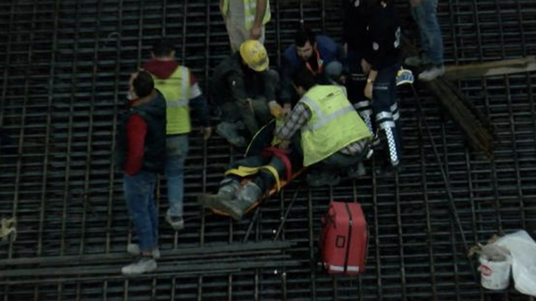 İstanbul Arnavutköy ilçesinde metro şantiyesinde işçileri taşıyan sepetin halatının kopması sonucunda 3 işçi metrelerce yükseklikten aşağı düştü. Yaralanan 3 içi hastaneye kaldırılarak tedavi altına alındı. - Sputnik Türkiye