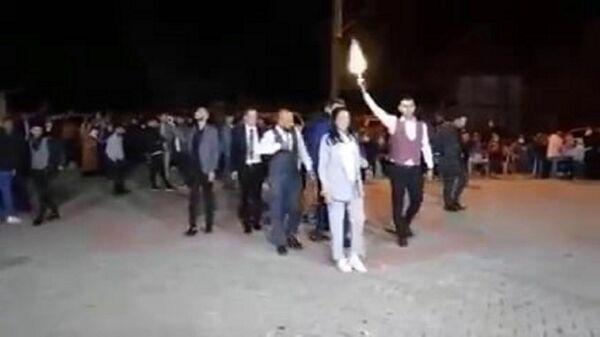 Sakarya’da bir düğünde Kurtlar Vadisi müziğini açan grup, takı törenine havaya silahlarla ateş ederek girdi - Sputnik Türkiye