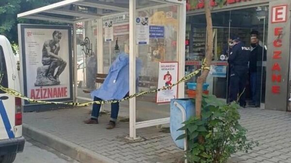 İzmir'in Ödemiş ilçesinde durakta minibüs beklediği öne sürülen bir kişi, oturduğu yerde hayatını kaybetti. Olayla ilgili soruşturma başlatıldı. - Sputnik Türkiye