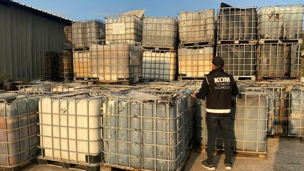 İzmir'de polis ekipleri tarafından bir depoya yapılan baskında 109 bin 500 litre karışımlı akaryakıt ele geçirildi.  - Sputnik Türkiye