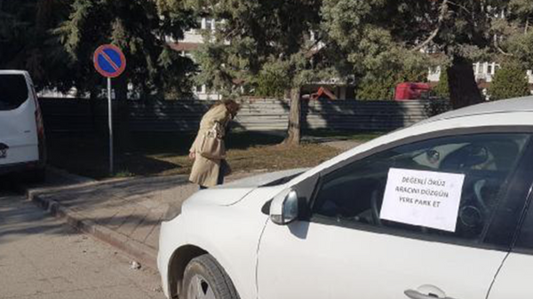 Bursa'nın İnegöl ilçesinde, otomobilin kaldırıma park etmesine 'not' ile tepki gösterildi. Otomobilin camına asılan 'Değerli öküz, aracını düzgün yere park et' yazısı görenleri şaşırttı. - Sputnik Türkiye