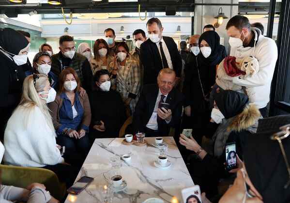 Cumhurbaşkanı Recep Tayyip Erdoğan, Üsküdar&#x27;daki bir kafeyi ziyaret etti.  - Sputnik Türkiye