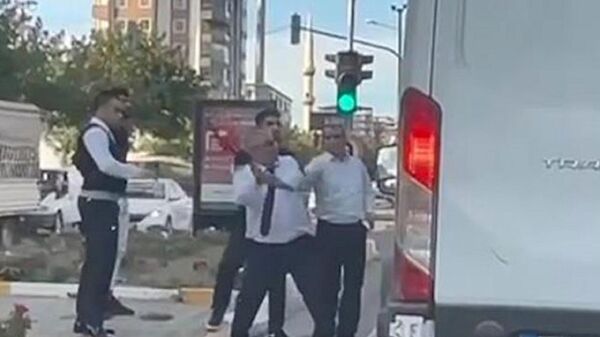 Şanlıurfa'da yolcu otobüsünün şoförü, trafikte tartıştığı sürücünün minibüsünün önünü kesip sopayla cam ve aynasına zarar verdi. - Sputnik Türkiye