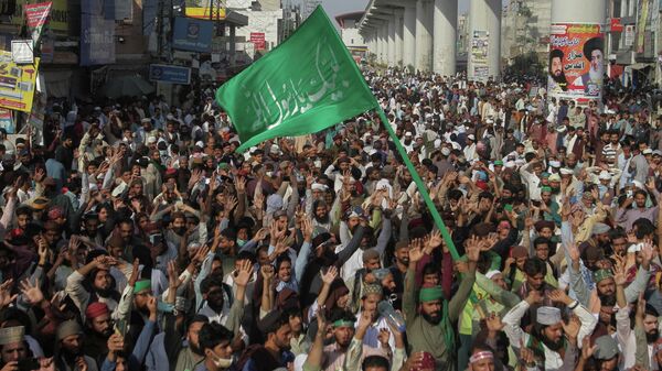 Pakistna'nın Lahor kentinde Tahrik-i Lebbeyk Pakistan (TLP) Partisi destekçileri tarafından, Fransız büyükelçisinin ülkeden sınır dışı edilmesi ve TLP Partisi'nin 26 yaşındaki Lideri Saad Rizvi'nin serbest bırakılması için düzenlenen protesto gösterisinde arbede yaşandı.  - Sputnik Türkiye