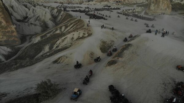 Nevşehir’in Kapadokya bölgesinde turizmciler ATV araçlarına getirilen kısıtlamayı protesto etti.  - Sputnik Türkiye
