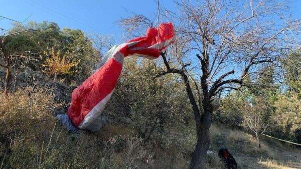 Kayalık alana düşen paraşütçü hayatını kaybetti - Sputnik Türkiye