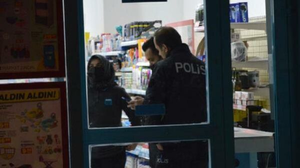 Adıyaman'da markete giren bir kişi, silah gösterip, soygun girişiminde bulundu. - Sputnik Türkiye