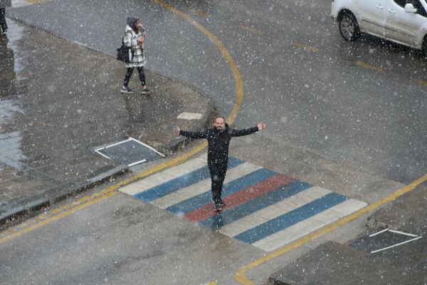Meteoroloji 12. Bölge Müdürlüğünün sabah saatlerinde yaptığı kar uyarısı sonrası Erzurum merkezine mevsimin ilk karı düştü. Güne kar manzarası ile uyanan çevre halkı, şaşkınlığını gizleyemedi. - Sputnik Türkiye