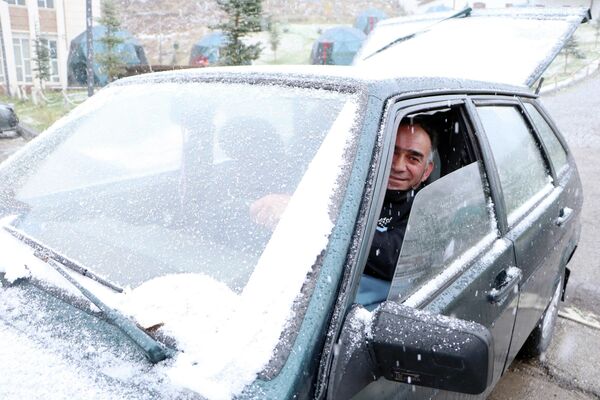 Öğle saatlerinde Erzurum şehir merkezine yağan kar sonrası kent beyaza büründü. Şehirde hava sıcaklığı ise eksi 2 dereceye kadar düştü. - Sputnik Türkiye
