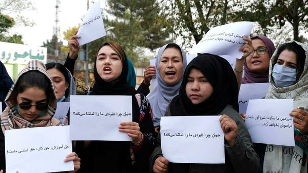 Afganistan'da kadın göstericiler, ülkede devam eden ekonomik kriz karşısında uluslararası toplumun sessiz kalmasını protesto etti. - Sputnik Türkiye