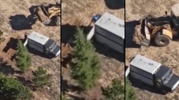 Konya’da Sarayönü İlçe Belediyesi personeli, uyuşturucu iğne ile bayıltılan onlarca sokak köpeğini belediyeye ait şantiyedeki çukura gömdü. - Sputnik Türkiye