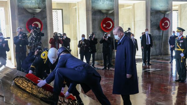 Cumhurbaşkanı Recep Tayyip Erdoğan, beraberindeki devlet erkanı ile birlikte 29 Ekim Cumhuriyet Bayramı dolayısıyla Anıtkabir’i ziyaret etti. - Sputnik Türkiye