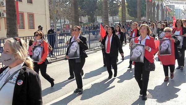 Kadınlar Cumhuriyet Yürüyüşü'nde Şebnem Şirin'in fotoğrafını taşıdı - Sputnik Türkiye