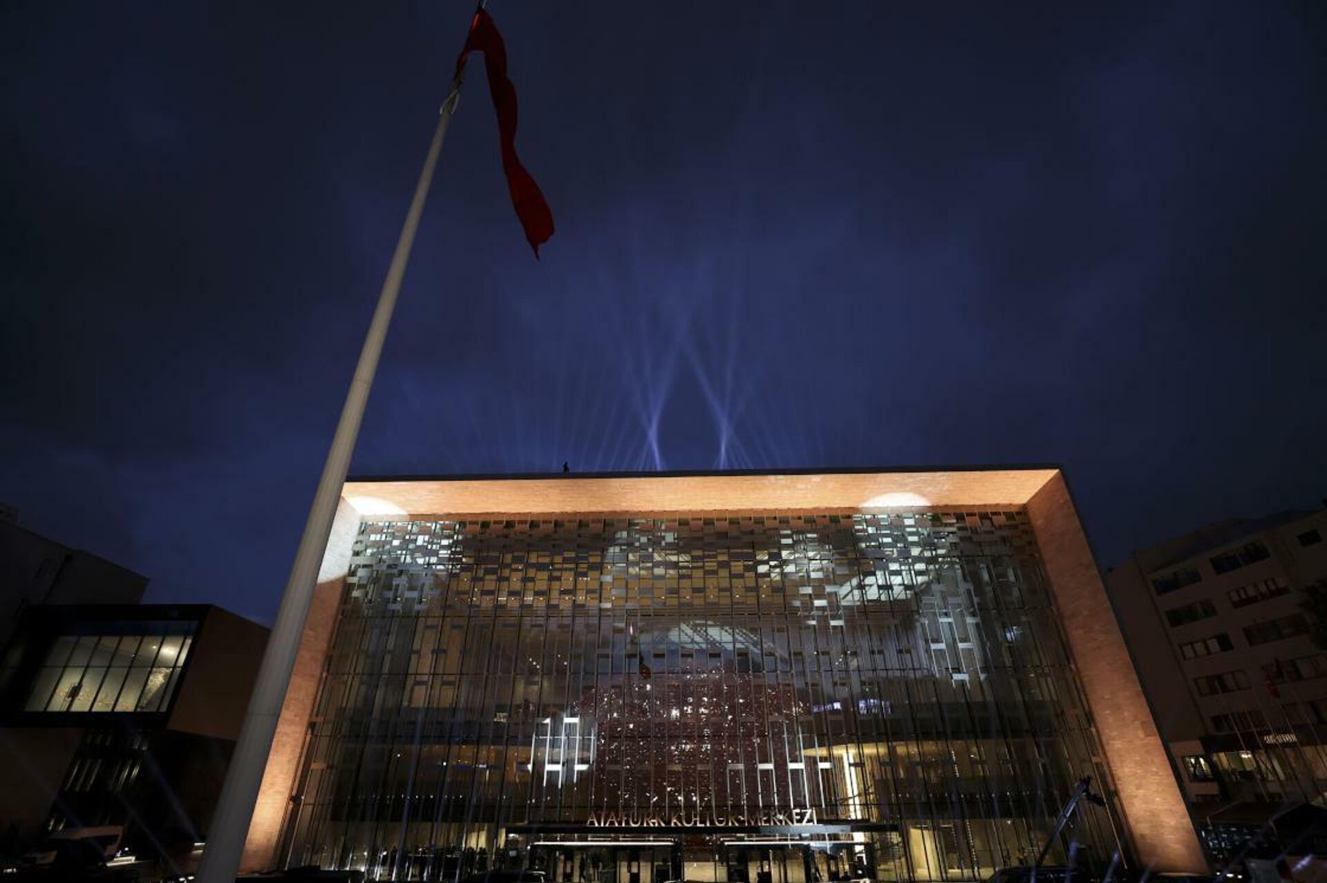 13 yıldır kapalı olan İstanbul'un önemli kültür merkezi olan Atatürk Kültür Merkezi, Cumhurbaşkanı Recep Tayyip Erdoğan'ın katılımıyla açıldı. - Sputnik Türkiye, 1920, 29.10.2021