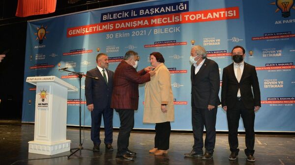 CHP'li bir belediye başkanı ile bir meclis üyesi AK Parti'ye katıldı - Sputnik Türkiye