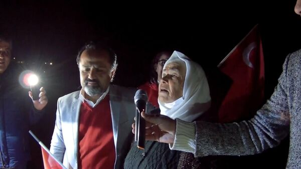 Zonguldak’ın Ereğli ilçesine bağlı Hasbeyler köyünde yaşayan vatandaşlar Cumhuriyet Bayramı kutlamaları kapsamında düzenlenen programa katılırken, Andımız'ı okuyan 80 yaşındaki Kadriye Bilir katılımcılardan büyük alkış aldı - Sputnik Türkiye