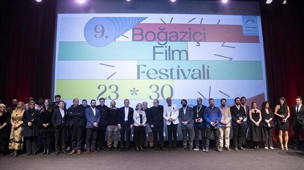 9. Boğaziçi Film Festivalinde yönetmen Semih Kaplanoğlu'nun Bağlılık Hasan filmi, Ulusal Uzun Metraj Film Yarışması'nda En İyi Film, En İyi Senaryo ve En İyi Görüntü Yönetmeni ödüllerini aldı. - Sputnik Türkiye