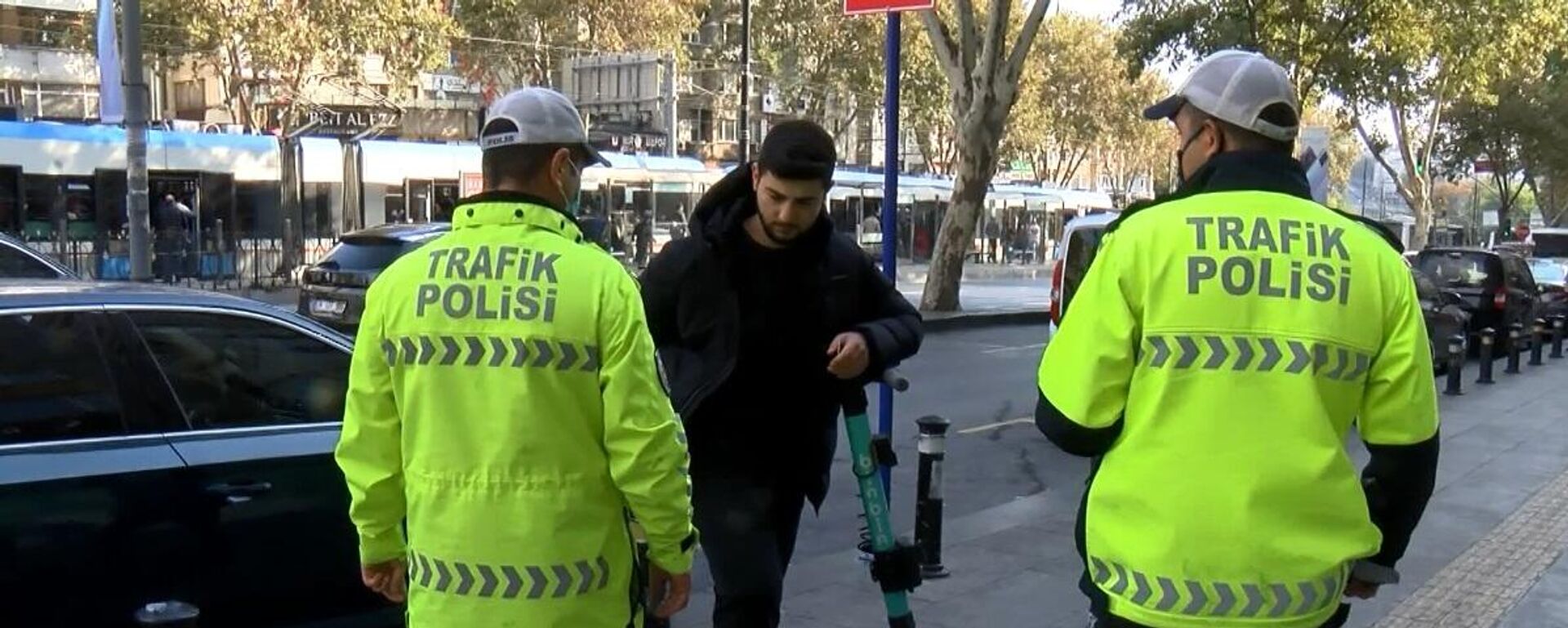 Fatih'te scooter denetimi: ''Toplu taşıma kullanmamak için scooter aldım daha pahalıya patladı''  - Sputnik Türkiye, 1920, 23.11.2021