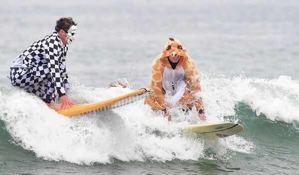 California düzenlenen Blackies Cadılar Bayramı Sörfü, spor severlerin uğrak yerleri arasındaydı.  - Sputnik Türkiye